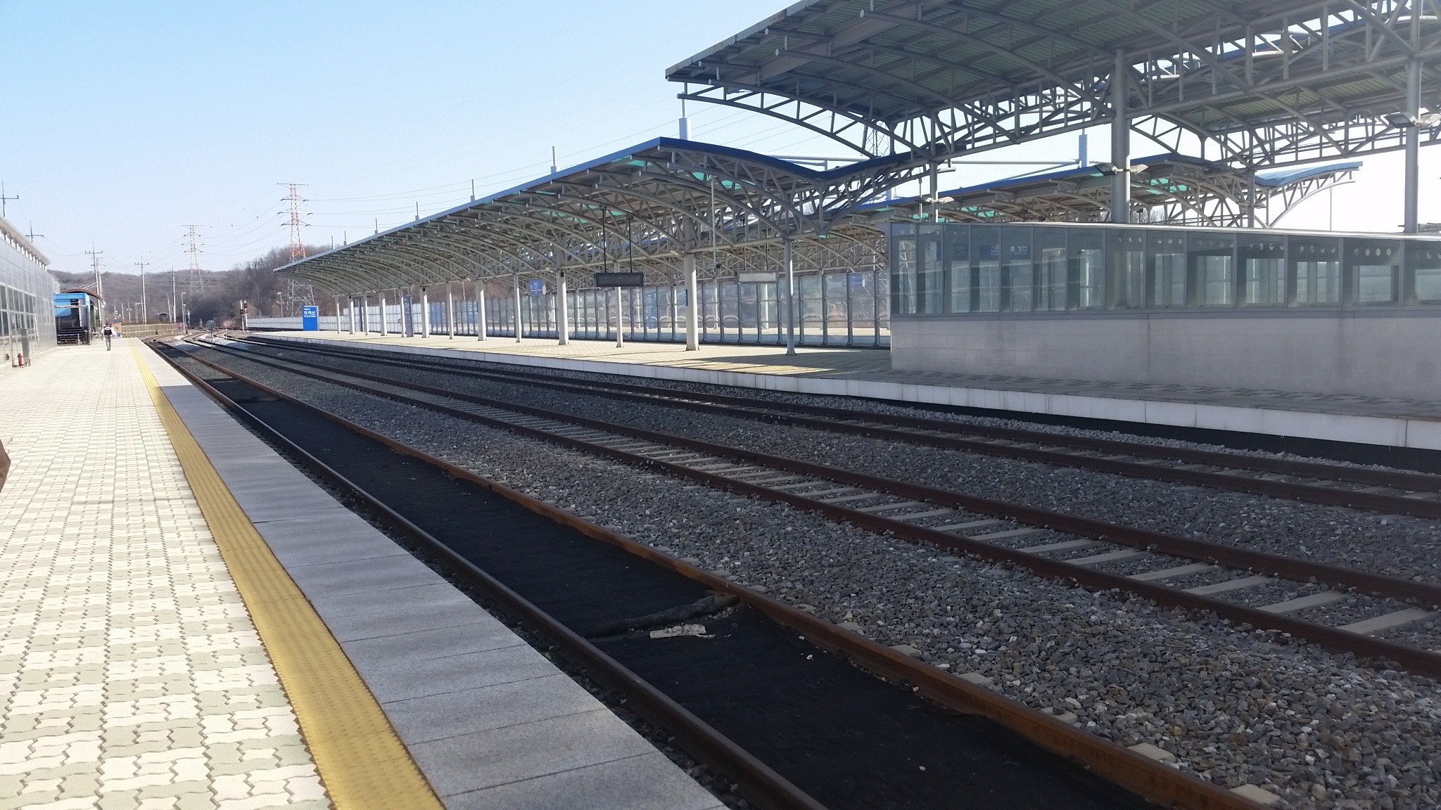 Empty platform at Dorasan station